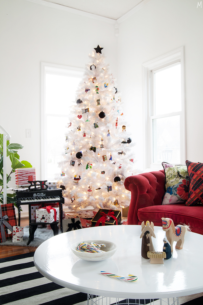 HALLMARK KEEPSAKE 2015 " BABY'S FIRST CHRISTMAS " WINNIE POOH ORNAMENT TREE NEW